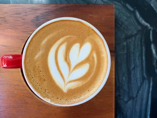 Tasse Latte Art Auf Holztablett Show Von Schönen Schaumstoff Latte — Stockfoto