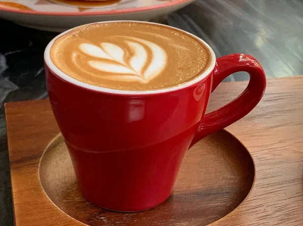 Tasse Latte Art Auf Holztablett Show Von Schönen Schaumstoff Latte — Stockfoto