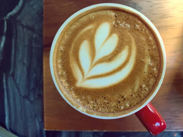 Tasse Latte Art Auf Holztablett Show Von Schönen Schaumstoff Latte — Stockfoto