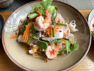 Renkli baharatlı Tayland yemekleri geleneksel popüler otantik Tayland yemekleri ahşap masadaki muhafazakar tarz tabaklar, bir kase Jasmine pilavı ve karidesli baharatlı cam şehriye salatası, Top view gıları.