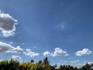 güzel hava atmosferi parlak mavi gökyüzü arkaplan soyut beyaz bulutlu berrak doku.
