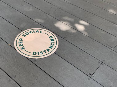 Coronavirus (Covid-19) yayılmasını önlemek için sosyal uzaklık göstergesi. Konum ya da mesafe kavramı. COVID-19 salgını için fikir.