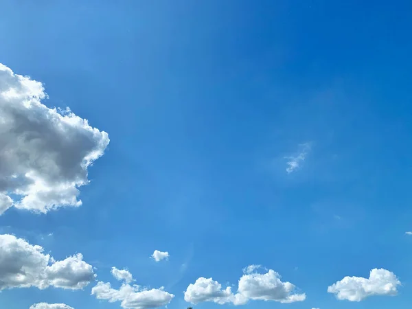 Güzel Hava Atmosferi Parlak Mavi Gökyüzü Arkaplan Soyut Beyaz Bulutlu — Stok fotoğraf