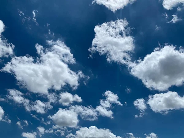 Güzel Hava Atmosferi Parlak Mavi Gökyüzü Arkaplan Soyut Beyaz Bulutlu — Stok fotoğraf