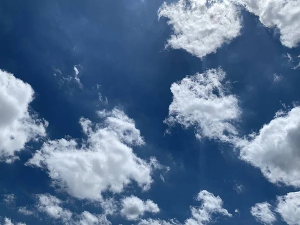 Güzel Hava Atmosferi Parlak Mavi Gökyüzü Arkaplan Soyut Beyaz Bulutlu — Stok fotoğraf