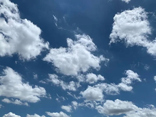 Güzel Hava Atmosferi Parlak Mavi Gökyüzü Arkaplan Soyut Beyaz Bulutlu — Stok fotoğraf