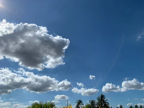 Gyönyörű Légkör Fényes Kék Háttér Elvont Tiszta Textúra Fehér Felhők — Stock Fotó
