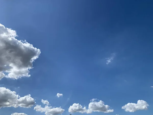 Güzel Hava Atmosferi Parlak Mavi Gökyüzü Arkaplan Soyut Beyaz Bulutlu — Stok fotoğraf