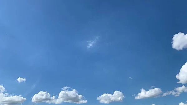 Красивая Воздушная Атмосфера Ярко Голубое Небо Фон Абстрактная Четкая Текстура — стоковое фото