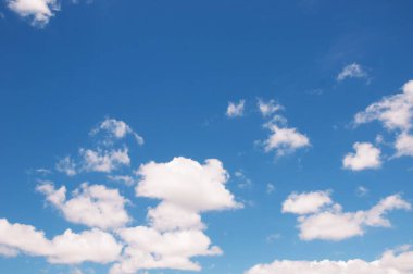 güzel hava atmosferi parlak mavi gökyüzü arkaplan soyut beyaz bulutlu berrak doku.