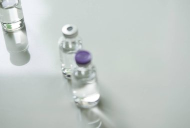 Şişedeki ilaç, aşı enjeksiyonuna, kanser tedavisine, ağrı tedavisine hazır ve ayrıca yasadışı kullanım, sağlık sigortası ve tıbbi konsept aşısı için de kullanılabilir.