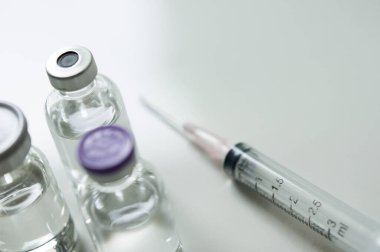 Şişedeki ilaç, aşı enjeksiyonuna, kanser tedavisine, ağrı tedavisine hazır ve ayrıca yasadışı kullanım, sağlık sigortası ve tıbbi konsept aşısı için de kullanılabilir.