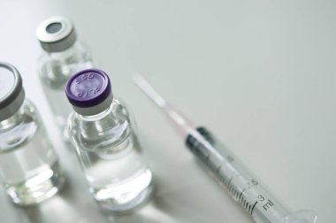 Şişedeki ilaç, aşı enjeksiyonuna, kanser tedavisine, ağrı tedavisine hazır ve ayrıca yasadışı kullanım, sağlık sigortası ve tıbbi konsept aşısı için de kullanılabilir.