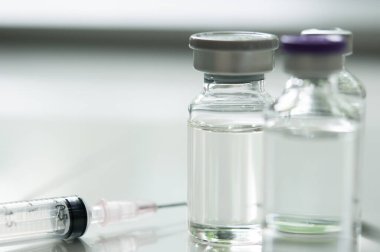 Şişedeki ilaç, aşı enjeksiyonuna, kanser tedavisine, ağrı tedavisine hazır ve ayrıca yasadışı kullanım, sağlık sigortası ve tıbbi konsept aşısı için de kullanılabilir.