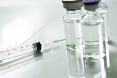 Şişedeki ilaç, aşı enjeksiyonuna, kanser tedavisine, ağrı tedavisine hazır ve ayrıca yasadışı kullanım, sağlık sigortası ve tıbbi konsept aşısı için de kullanılabilir.