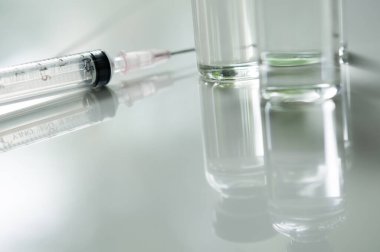 Şişedeki ilaç, aşı enjeksiyonuna, kanser tedavisine, ağrı tedavisine hazır ve ayrıca yasadışı kullanım, sağlık sigortası ve tıbbi konsept aşısı için de kullanılabilir.