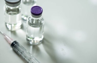 Şişedeki ilaç, aşı enjeksiyonuna, kanser tedavisine, ağrı tedavisine hazır ve ayrıca yasadışı kullanım, sağlık sigortası ve tıbbi konsept aşısı için de kullanılabilir.