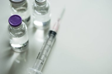 Şişedeki ilaç, aşı enjeksiyonuna, kanser tedavisine, ağrı tedavisine hazır ve ayrıca yasadışı kullanım, sağlık sigortası ve tıbbi konsept aşısı için de kullanılabilir.