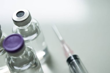 Şişedeki ilaç, aşı enjeksiyonuna, kanser tedavisine, ağrı tedavisine hazır ve ayrıca yasadışı kullanım, sağlık sigortası ve tıbbi konsept aşısı için de kullanılabilir.