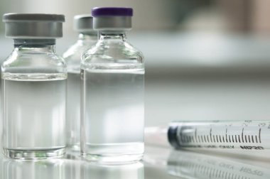 Şişedeki ilaç, aşı enjeksiyonuna, kanser tedavisine, ağrı tedavisine hazır ve ayrıca yasadışı kullanım, sağlık sigortası ve tıbbi konsept aşısı için de kullanılabilir.