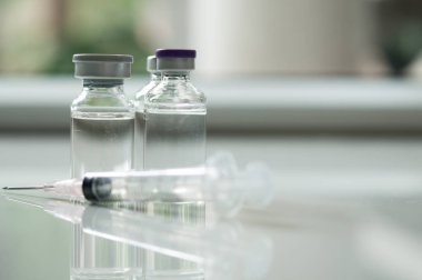 Şişedeki ilaç, aşı enjeksiyonuna, kanser tedavisine, ağrı tedavisine hazır ve ayrıca yasadışı kullanım, sağlık sigortası ve tıbbi konsept aşısı için de kullanılabilir.