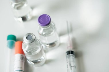 Şişedeki ilaç, aşı enjeksiyonuna, kanser tedavisine, ağrı tedavisine hazır ve ayrıca yasadışı kullanım, sağlık sigortası ve tıbbi konsept aşısı için de kullanılabilir.