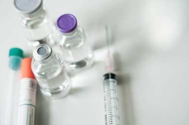 Şişedeki ilaç, aşı enjeksiyonuna, kanser tedavisine, ağrı tedavisine hazır ve ayrıca yasadışı kullanım, sağlık sigortası ve tıbbi konsept aşısı için de kullanılabilir.