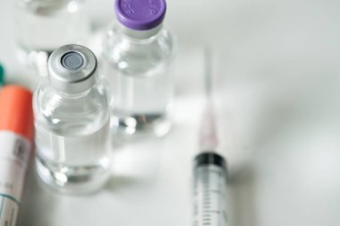 Şişedeki ilaç, aşı enjeksiyonuna, kanser tedavisine, ağrı tedavisine hazır ve ayrıca yasadışı kullanım, sağlık sigortası ve tıbbi konsept aşısı için de kullanılabilir.