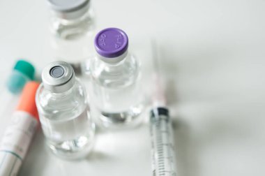 Şişedeki ilaç, aşı enjeksiyonuna, kanser tedavisine, ağrı tedavisine hazır ve ayrıca yasadışı kullanım, sağlık sigortası ve tıbbi konsept aşısı için de kullanılabilir.