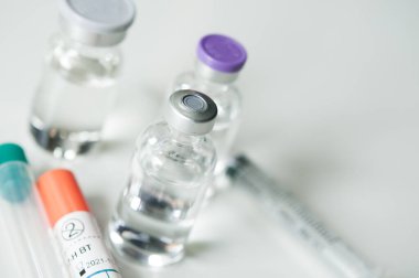 Şişedeki ilaç, aşı enjeksiyonuna, kanser tedavisine, ağrı tedavisine hazır ve ayrıca yasadışı kullanım, sağlık sigortası ve tıbbi konsept aşısı için de kullanılabilir.