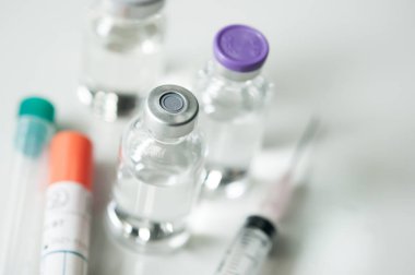 Şişedeki ilaç, aşı enjeksiyonuna, kanser tedavisine, ağrı tedavisine hazır ve ayrıca yasadışı kullanım, sağlık sigortası ve tıbbi konsept aşısı için de kullanılabilir.