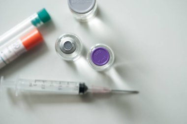 Şişedeki ilaç, aşı enjeksiyonuna, kanser tedavisine, ağrı tedavisine hazır ve ayrıca yasadışı kullanım, sağlık sigortası ve tıbbi konsept aşısı için de kullanılabilir.