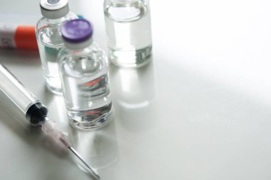 Şişedeki ilaç, aşı enjeksiyonuna, kanser tedavisine, ağrı tedavisine hazır ve ayrıca yasadışı kullanım, sağlık sigortası ve tıbbi konsept aşısı için de kullanılabilir.