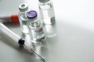 Şişedeki ilaç, aşı enjeksiyonuna, kanser tedavisine, ağrı tedavisine hazır ve ayrıca yasadışı kullanım, sağlık sigortası ve tıbbi konsept aşısı için de kullanılabilir.