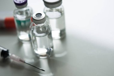 Şişedeki ilaç, aşı enjeksiyonuna, kanser tedavisine, ağrı tedavisine hazır ve ayrıca yasadışı kullanım, sağlık sigortası ve tıbbi konsept aşısı için de kullanılabilir.