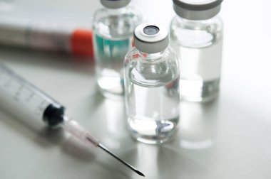 Şişedeki ilaç, aşı enjeksiyonuna, kanser tedavisine, ağrı tedavisine hazır ve ayrıca yasadışı kullanım, sağlık sigortası ve tıbbi konsept aşısı için de kullanılabilir.