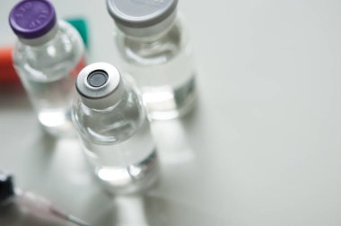 Şişedeki ilaç, aşı enjeksiyonuna, kanser tedavisine, ağrı tedavisine hazır ve ayrıca yasadışı kullanım, sağlık sigortası ve tıbbi konsept aşısı için de kullanılabilir.