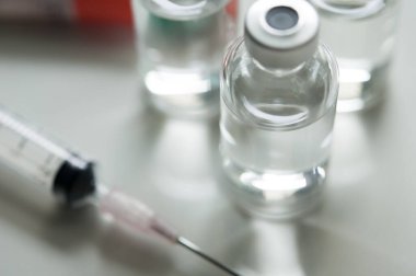 Şişedeki ilaç, aşı enjeksiyonuna, kanser tedavisine, ağrı tedavisine hazır ve ayrıca yasadışı kullanım, sağlık sigortası ve tıbbi konsept aşısı için de kullanılabilir.