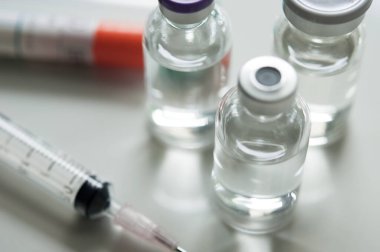 Şişedeki ilaç, aşı enjeksiyonuna, kanser tedavisine, ağrı tedavisine hazır ve ayrıca yasadışı kullanım, sağlık sigortası ve tıbbi konsept aşısı için de kullanılabilir.