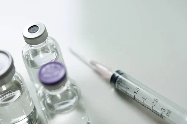 Şişedeki ilaç, aşı enjeksiyonuna, kanser tedavisine, ağrı tedavisine hazır ve ayrıca yasadışı kullanım, sağlık sigortası ve tıbbi konsept aşısı için de kullanılabilir.