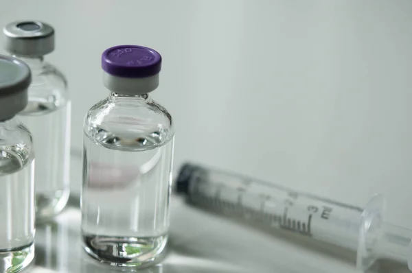 Şırınga ve İlaç Seçici Odak Noktası, aşı enjeksiyonu, Kanser Tedavisi, Ağrı Tedavisi ve ayrıca yasadışı kullanım, sağlık ve tıbbi konsept aşısı için de kullanılabilir..