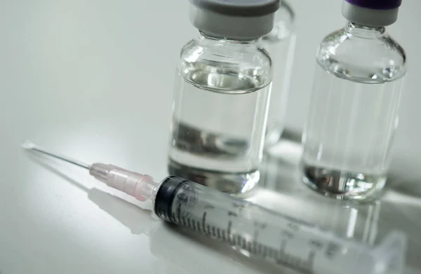Selektivní Zaměření Stříkaček Léků Injekční Lahvičce Připravených Vakcinaci Protinádorové Léčbě — Stock fotografie