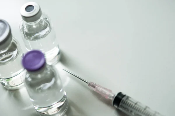Enfoque Selectivo Jeringa Medicina Vial Listo Para Inyección Vacuna Tratamiento —  Fotos de Stock