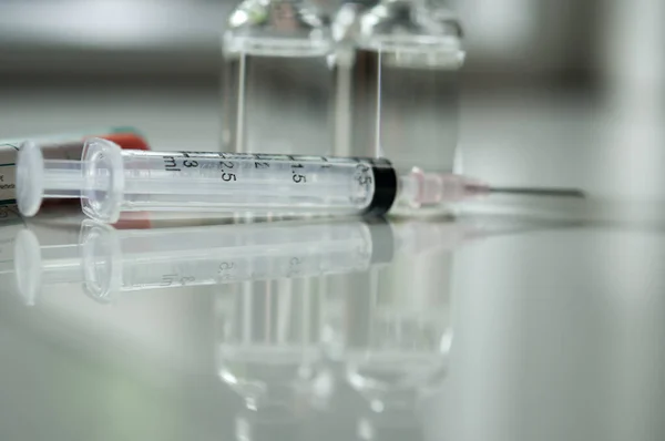 Selectieve Focus Van Injectiespuit Geneesmiddel Flacon Klaar Voor Vaccinatie Kankerbehandeling — Stockfoto
