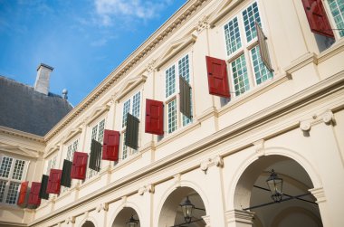 Kırmızı panjurlar ile bina