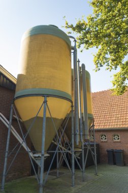 bir çiftlikte siloları