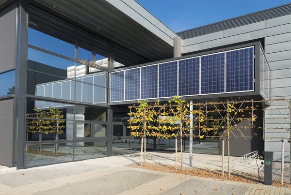Güneş enerjisiyle ofis binası — Stok fotoğraf