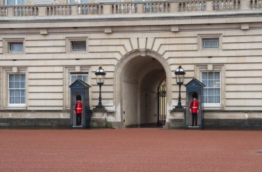 buckingham Sarayı'ndaki Kraliyet muhafızları
