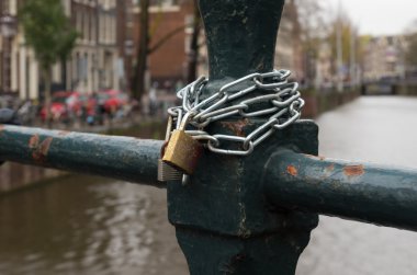 Köprü üzerinde zincir kilit