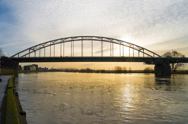Арочный мост на восходе солнца — стоковое фото
